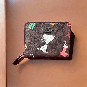New Coach X Peanuts Small Zip Around Wallet With Snoopy Presents